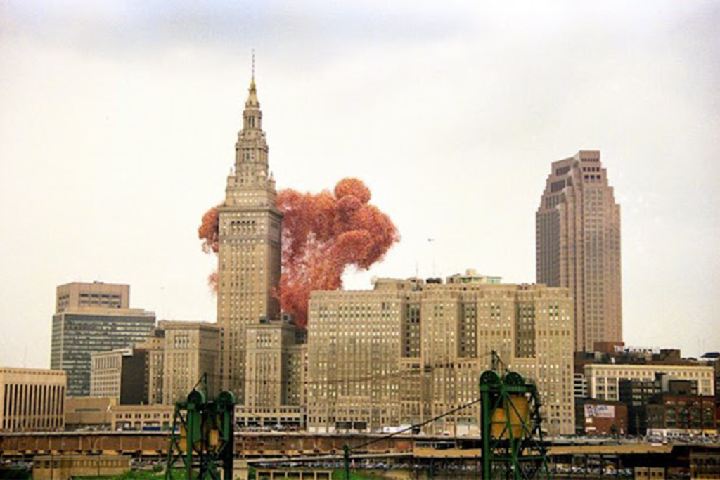 Una imagen del centro de Cleveland poco después de la masiva suelta de globos. Foto: Tom Sheridan