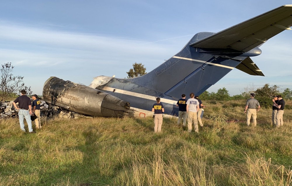 Investigadores de la NTSB junto a los restos del MD-87.