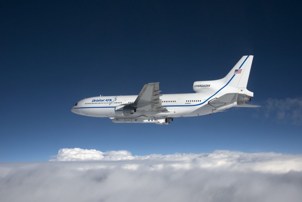 El Lockheed L-1011 Tristar a punto de lanzar un cohete. Foto: NASA