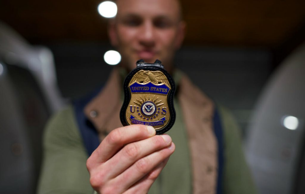 En los EEUU, es el Servicio Federal de los Air Marshals los que se encargan de la seguridad de los vuelos, estando sus agentes entre los pasajeros.