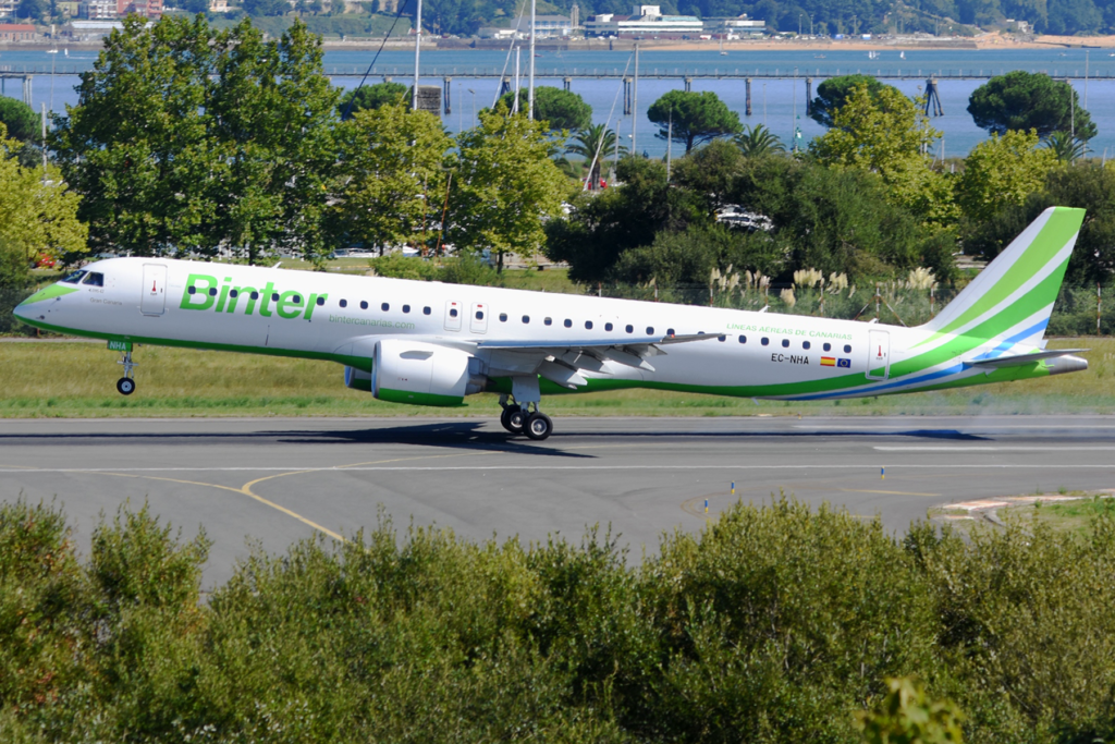 Uno de los E195-E2 de Binter Canarias en el aeropuerto Severiano Ballesteros de Santander. Foto: Alberto González.