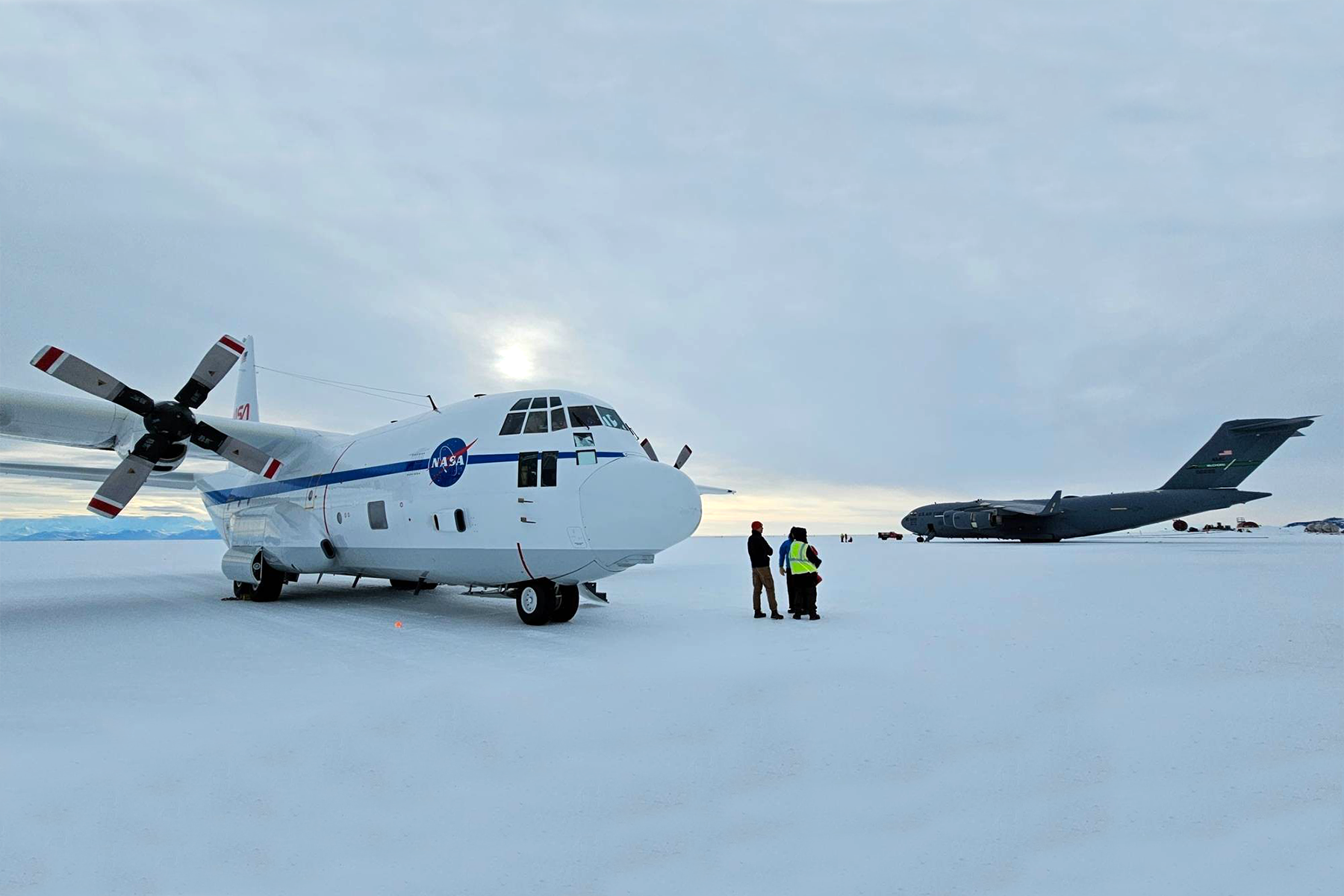 El C-130 en la estación de McMurdo en la Antártida junto a un C-17 de la USAF.