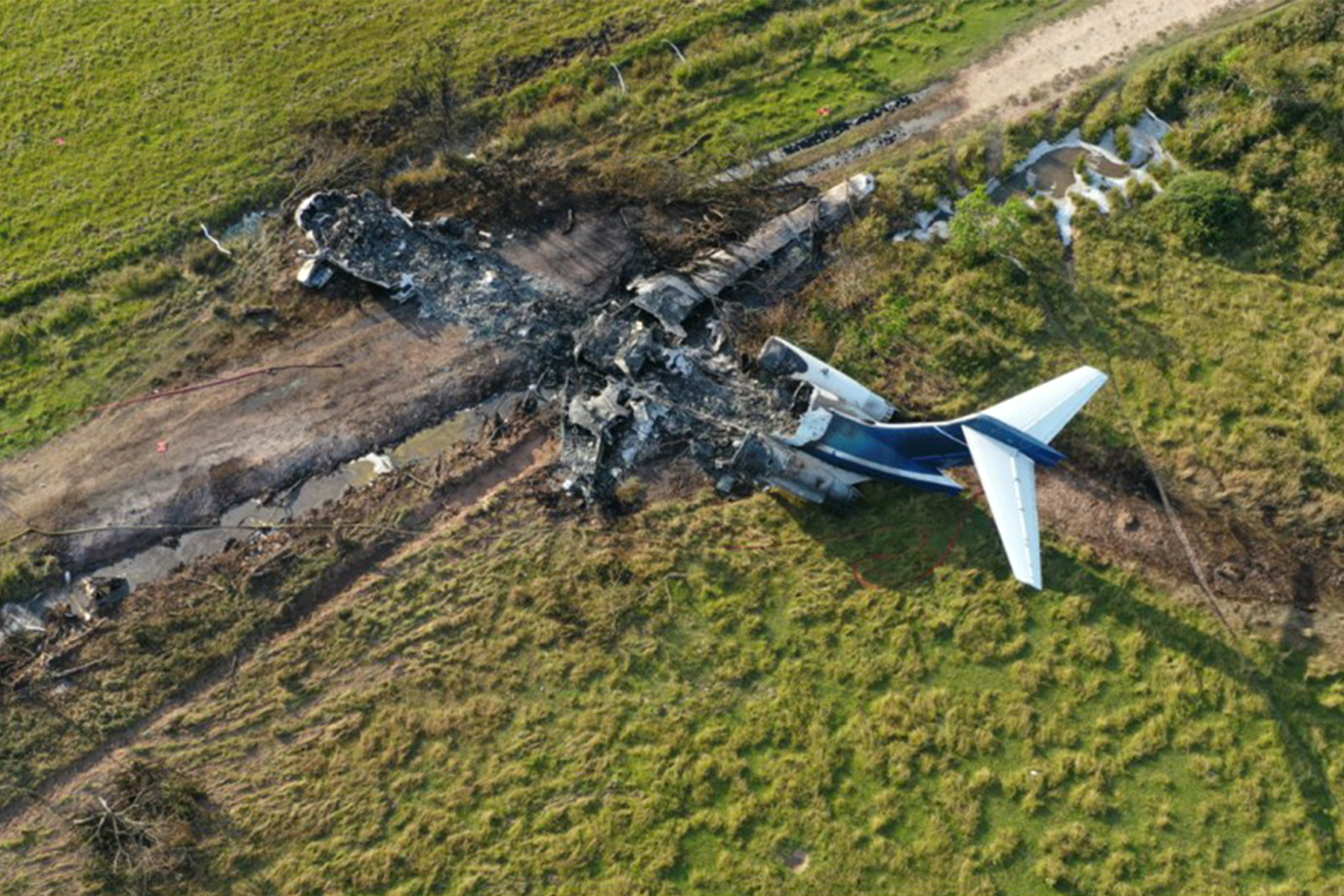 Restos calcinados del MD-87 con la cola prácticamente intacta.