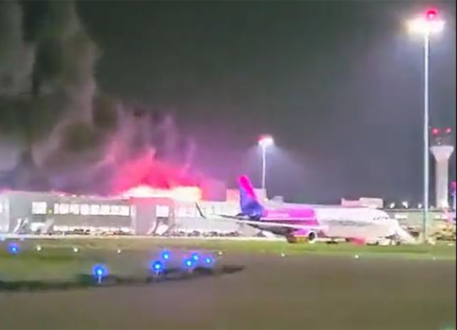 Vista del incendio en el aeropuerto de Luton