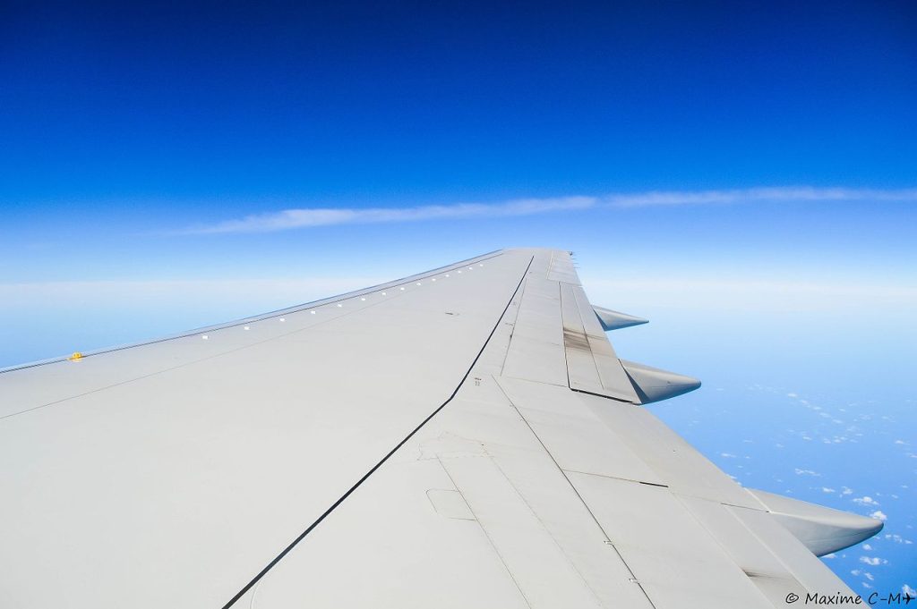 Vista del ala de un avión en vuelo.