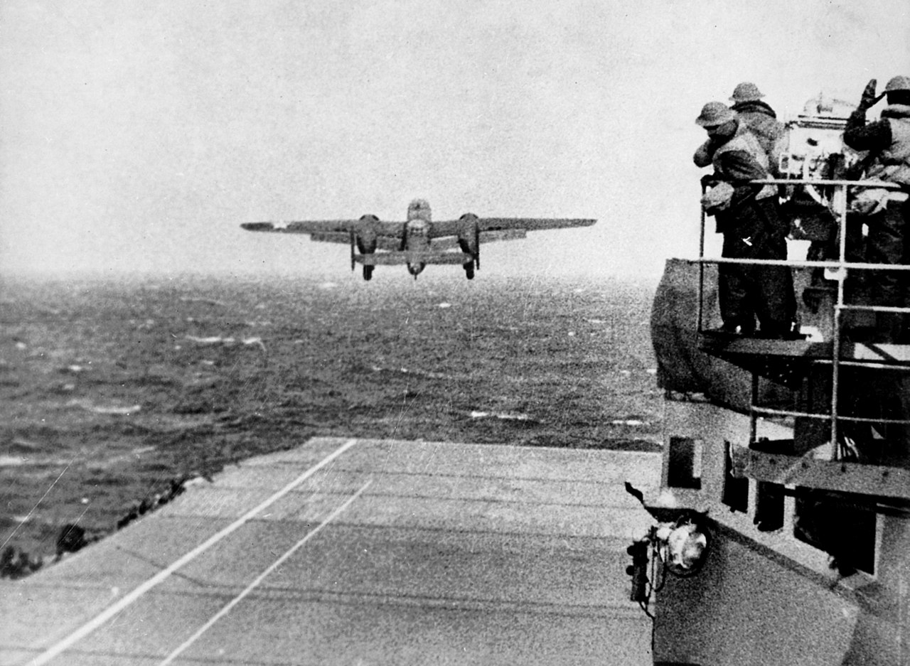 Uno de los primeros B-25 Mitchell despegando desde la cubierta del USS Hornet hacia Japón para continuar después a la China comunista para aterrizar.