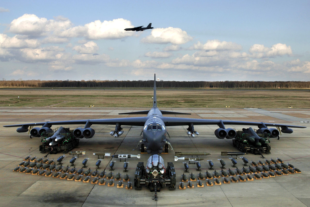 Un B-52H con parte del armamento que puede llevar tanto dentro de sus bodegas como bajo las alas. Foto: Sgt. Robert J. Horstman / USAF