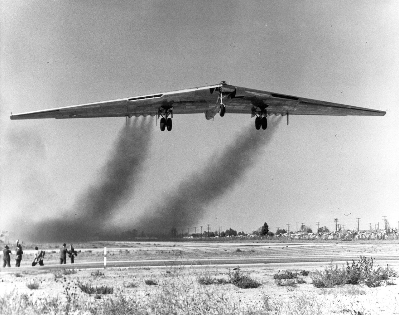 El primer YB-49 despegando desde una de las pistas de del aeródromo de Northrop en Hawthorne, California.