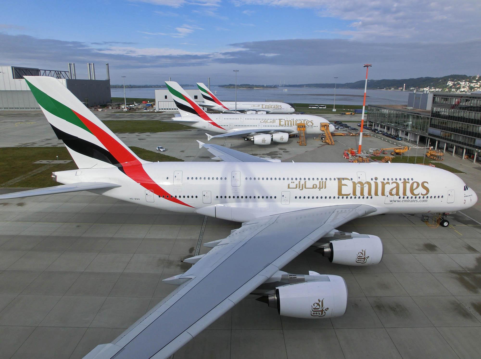 3 A380 de Emirates en la Flight Line de Hamburgo esperando los vuelos de prueba. Foto: Emirates/Airbus