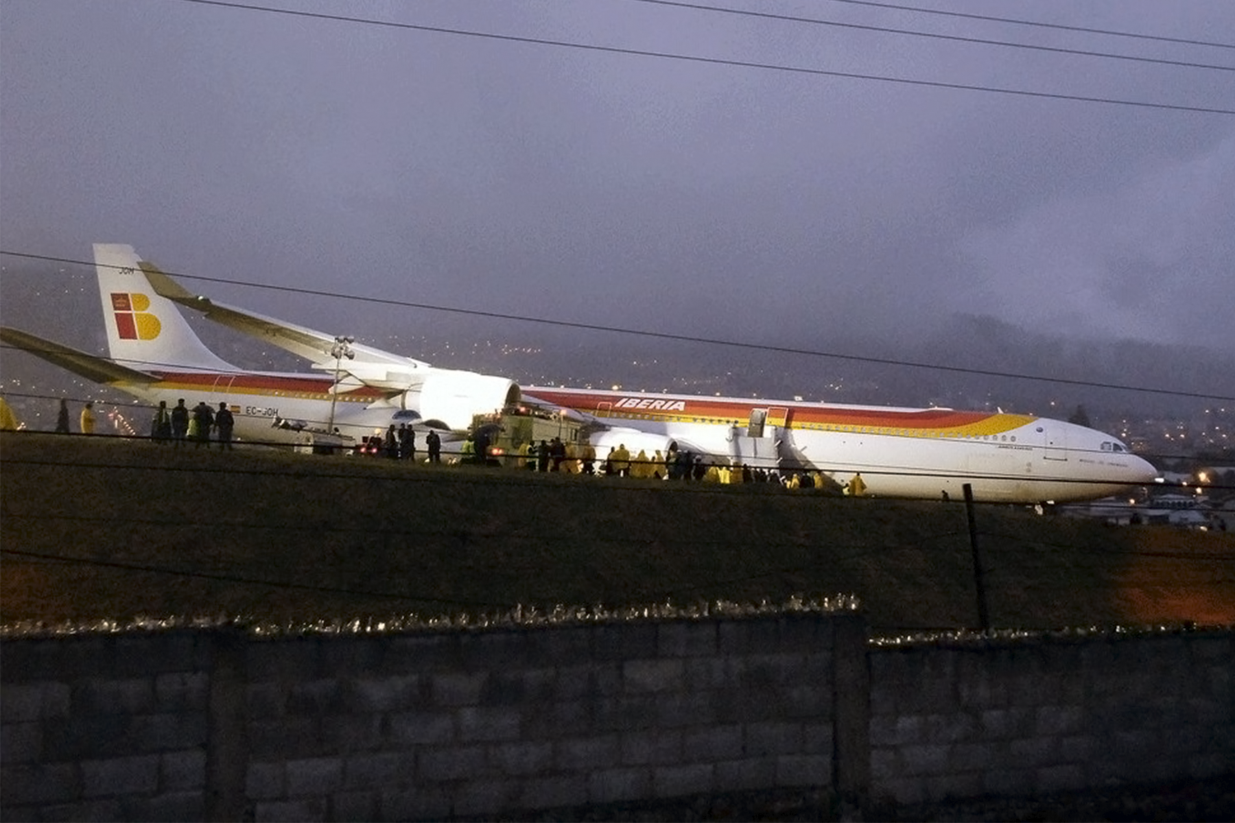 El Airbus A340-600 de Iberia tras salirse de la pista en el aeropuerto de Quito.