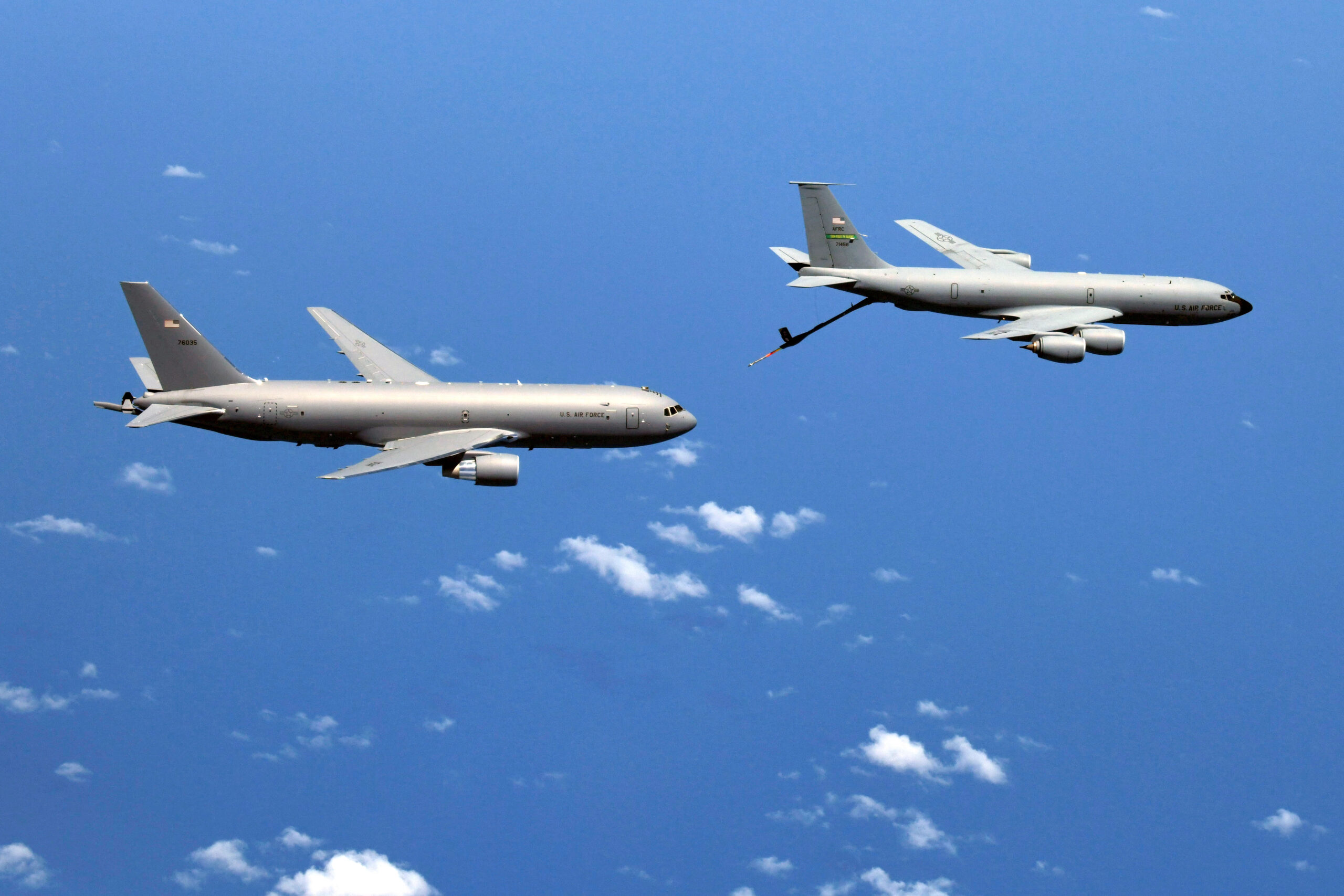 Un KC-135 Stratotanker repostando en vuelo a un KC-46 de la USAF. Foto: Sgt. Mary McKnight / USAF