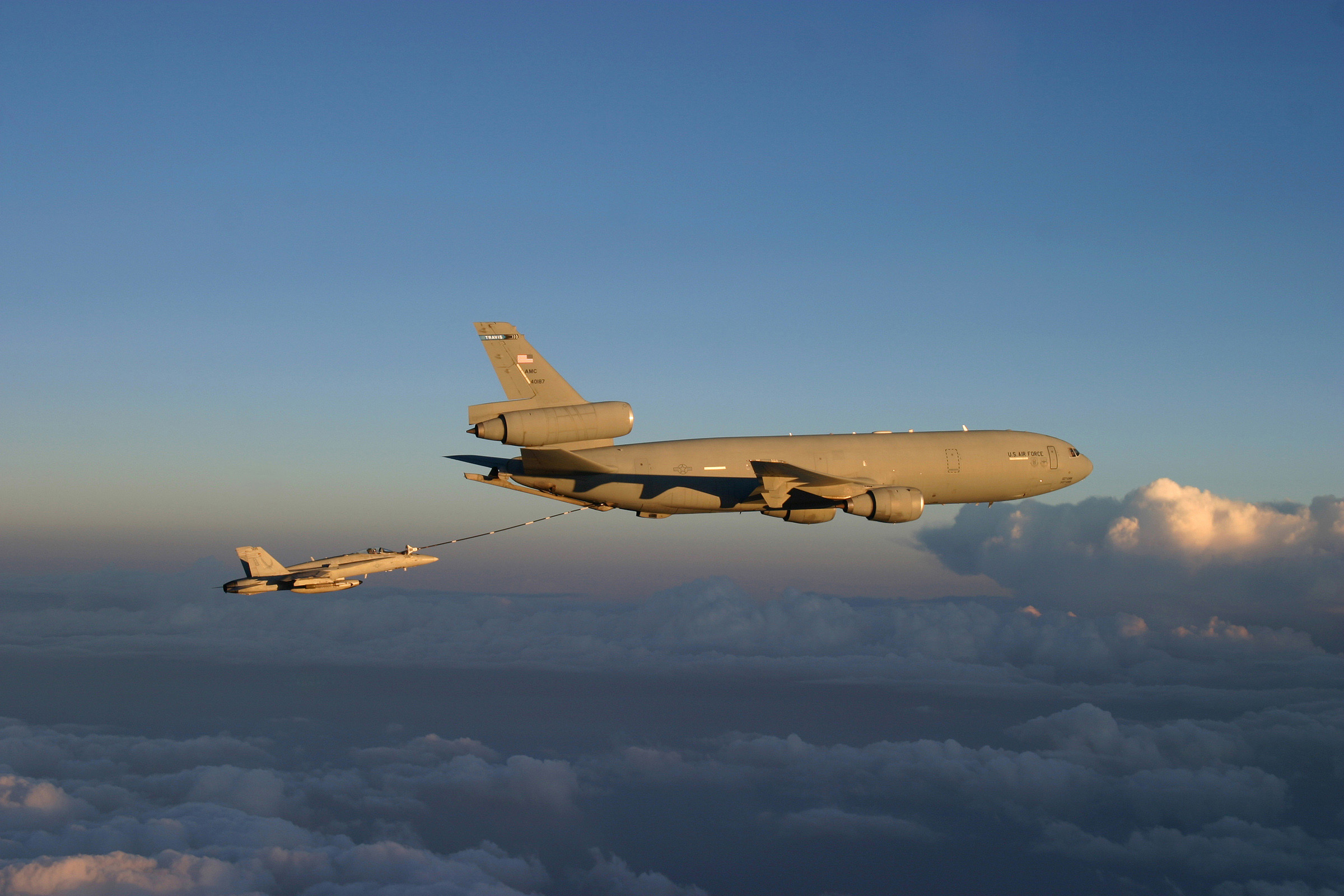 Repostaje aire - aire desde un avión militar KC-10 de la USAF a un F/A-18C Hornet