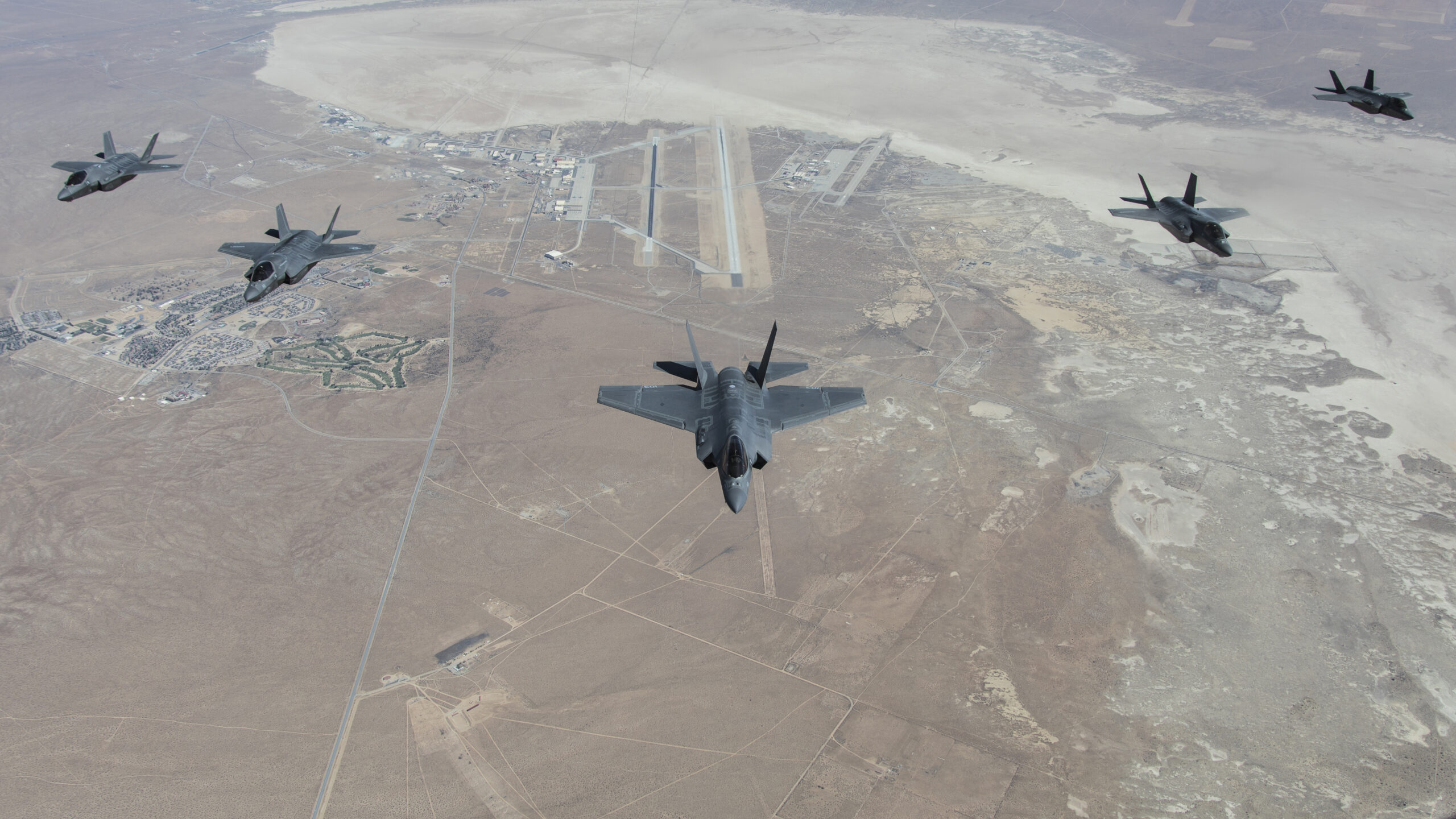 F-35 de la USAF sobrevuelan la base aérea Edwards. Foto: Darin Russell - Lockheed Martin