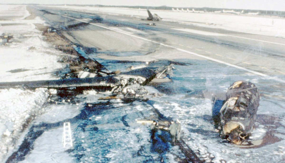 Restos del Boeing B-52 60-0040 en la pista de Ki Sawyer AFB. Foto: BAAA