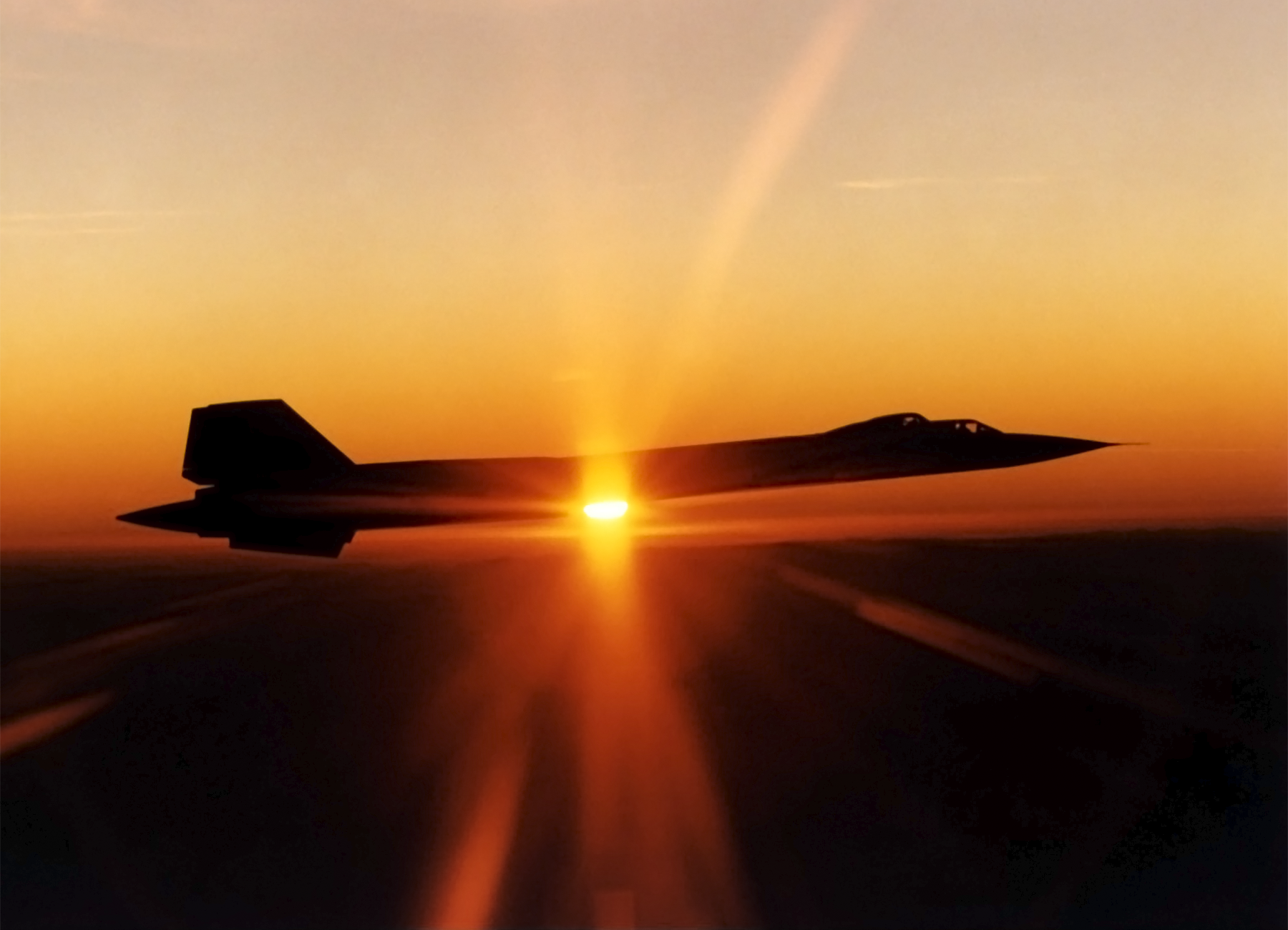 Un SR-71 en su versión B volando al atardecer. Foto: NASA / USAF