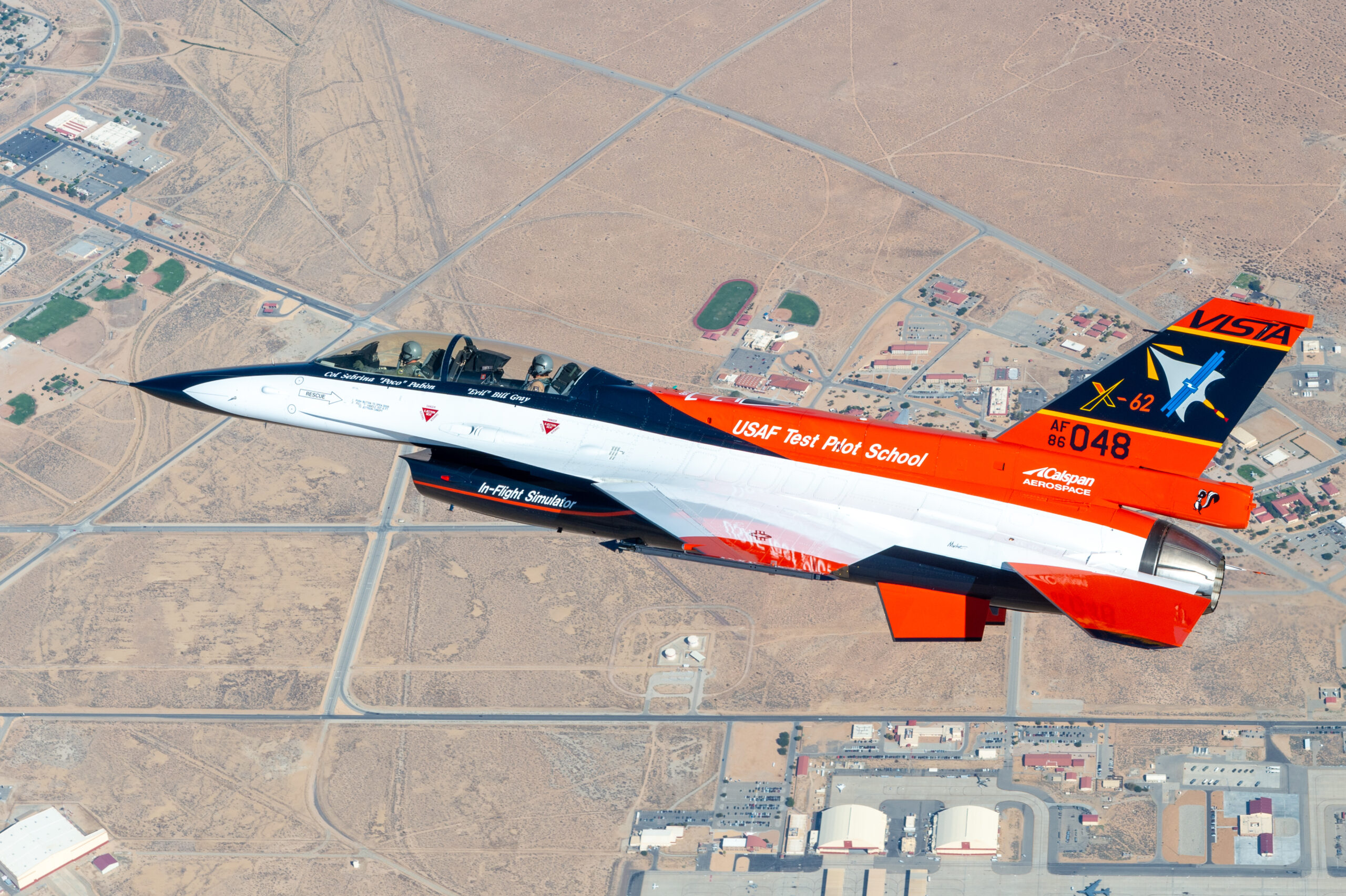 El prototipo X-62 sobrevolando la base aérea de Edwards. Foto: Kyle Brasier / USAF