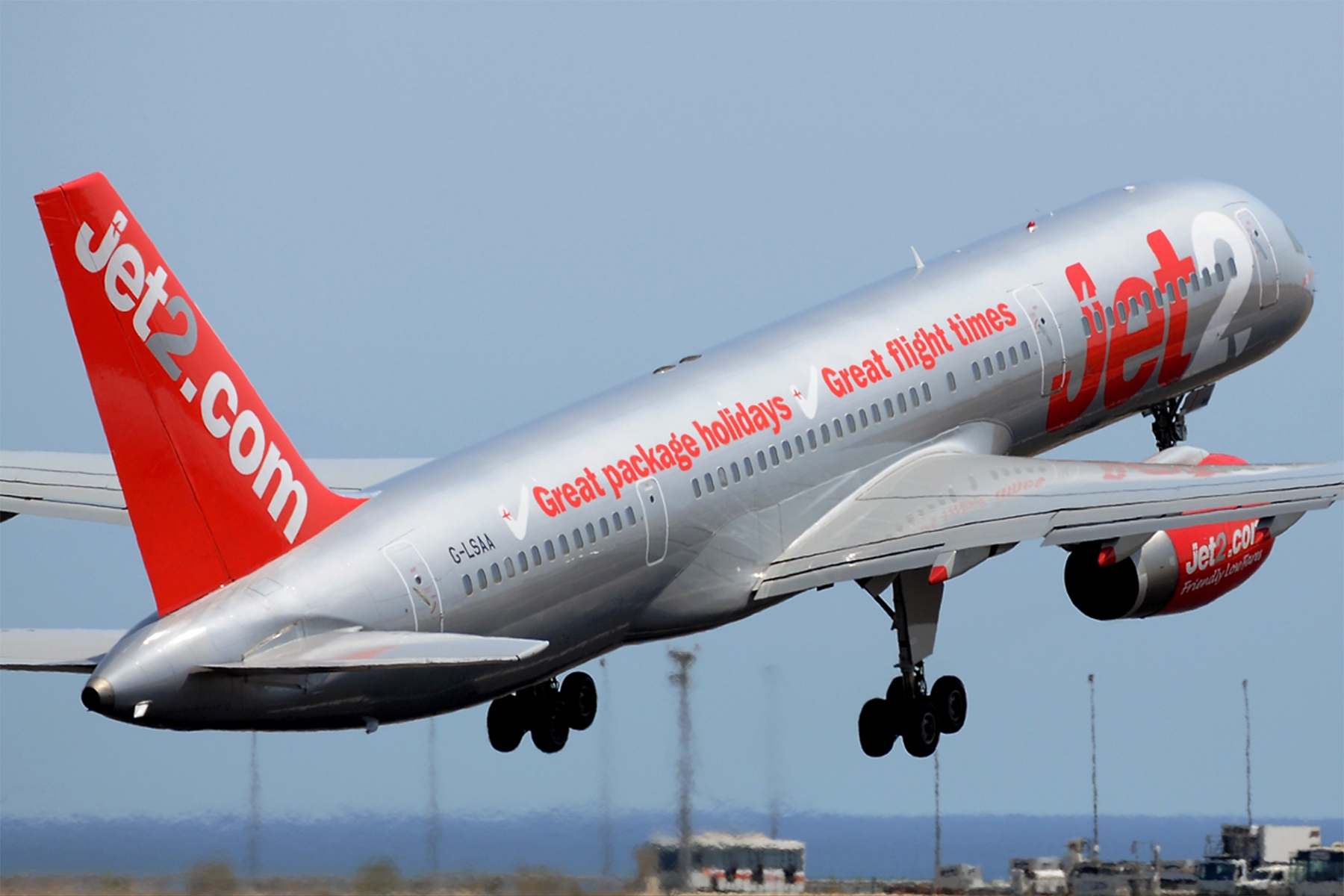 El Boeing 757 de Jet2 con matrícula G-LSAA despegando desde Alicante. Foto: Alberto González