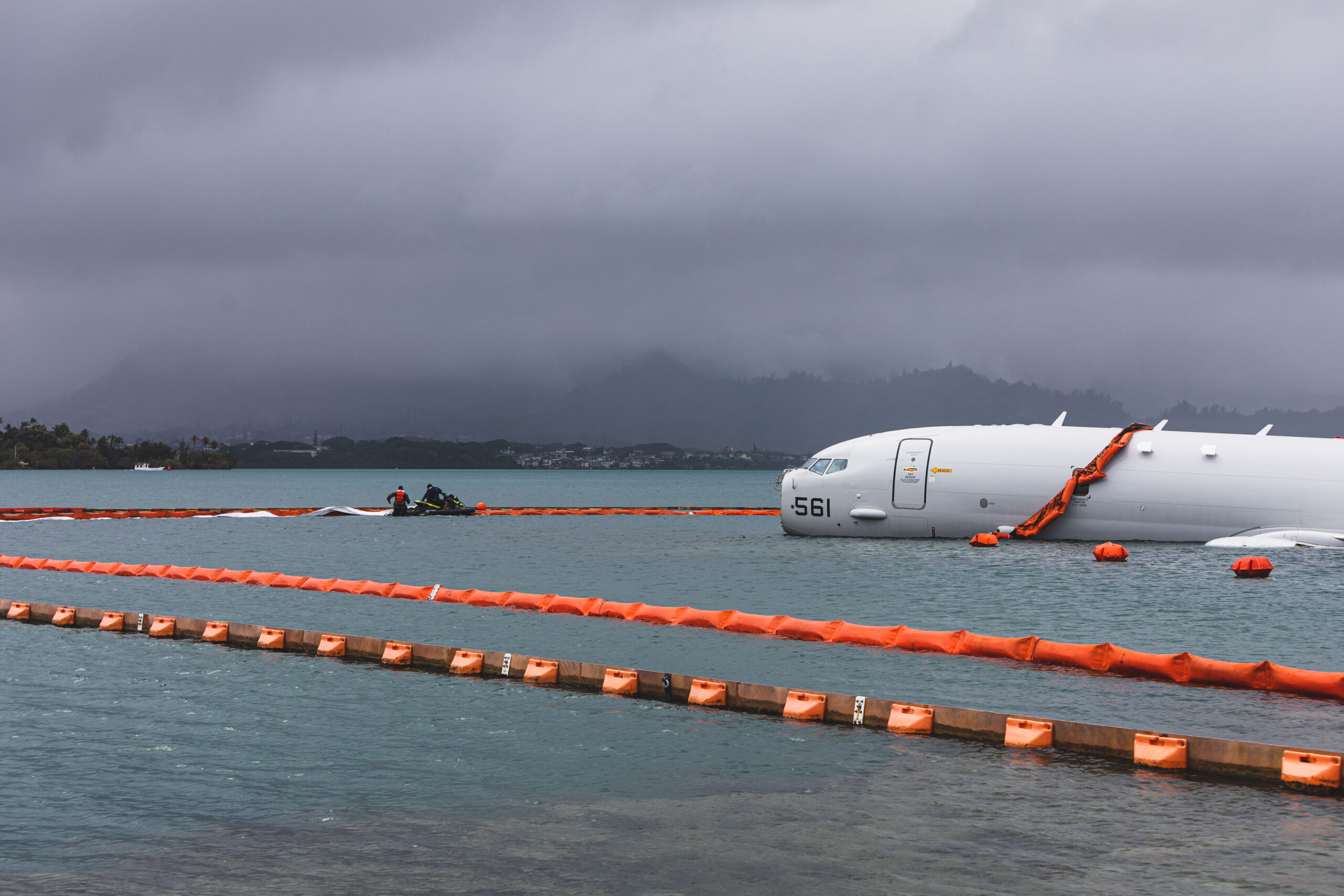 Integrantes de la US Navy ya trabajan en la zona para evitar vertidos desde el P-8A Poseidon accidentado. Foto: Brandon Aultman ( US Marine Corps