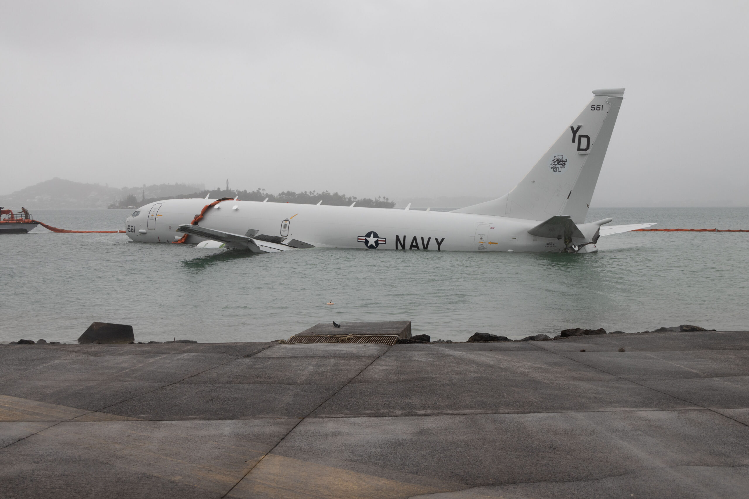 El P-8A Poseidon de la US Navy acabó a solo unos metros del final de la zona pavimentada de la pista de la base aérea de Kaneohe Bay