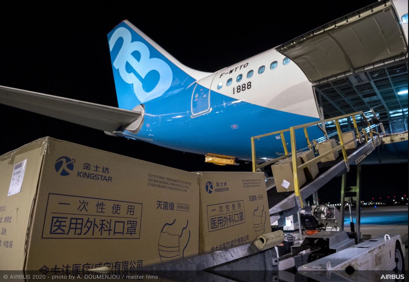 Carga siendo introducida en un avión de pasajeros fletado por Airbus durante la pandemia. Foto: Airbus.