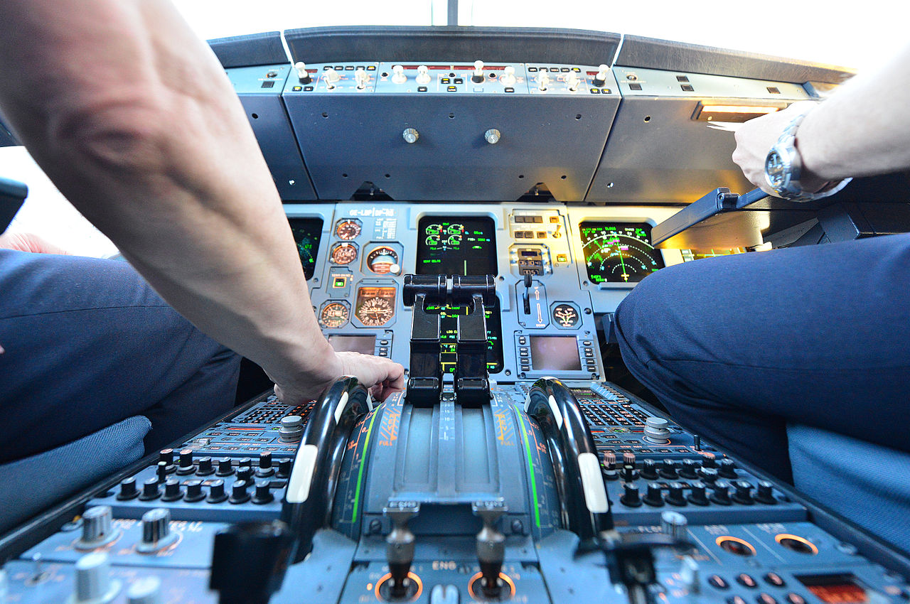 Cabina de un avión Airbus A320, imagen con propósito ilustrativo. Foto: Austrian Airlines vía Wikimedia.