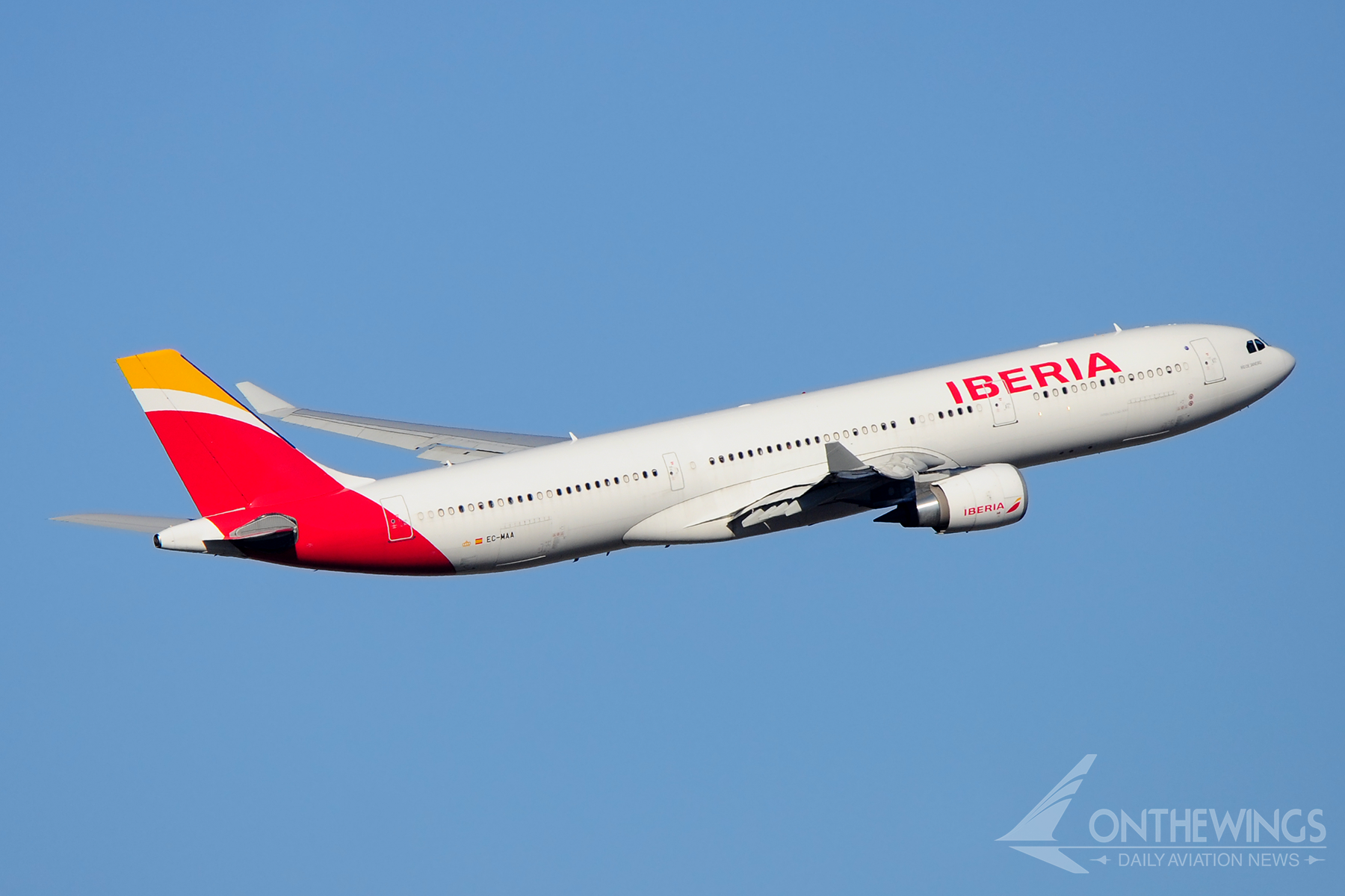 Un Airbus A330-300 de Iberia despegando desde el aeropuerto de Madrid.