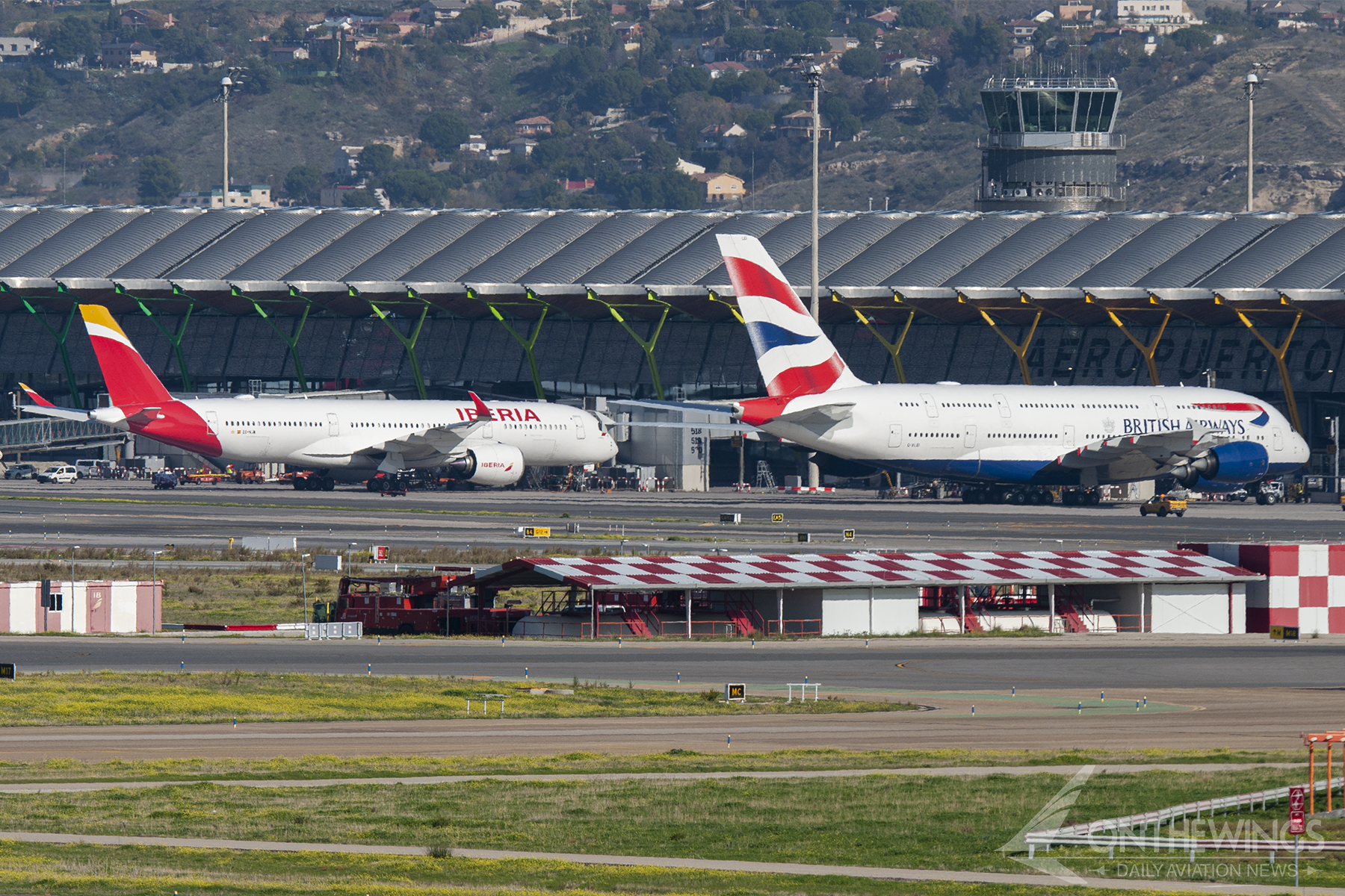 Un A380 de British Airways junto a un A350 de Iberia en la T-4S de Madrid - Barajas.