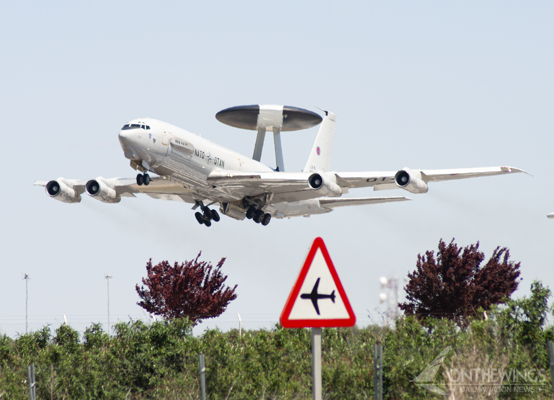 Uno de los Boeing E-3A Sentry de la OTAN despegando desde la Base Aérea de Albacete durante un curso TLP