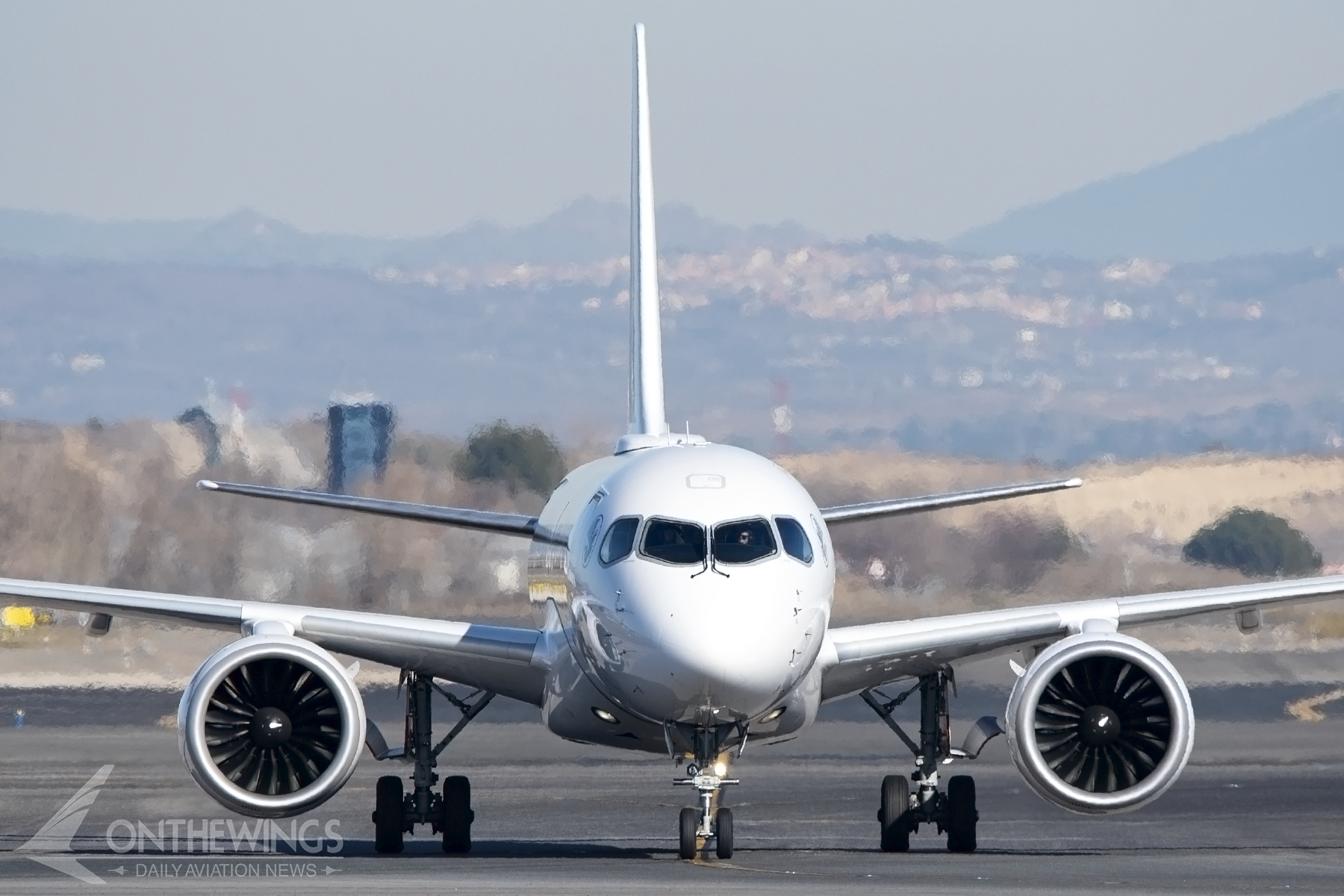 Vista frontal de un Airbus A220 rodando en Madrid, España