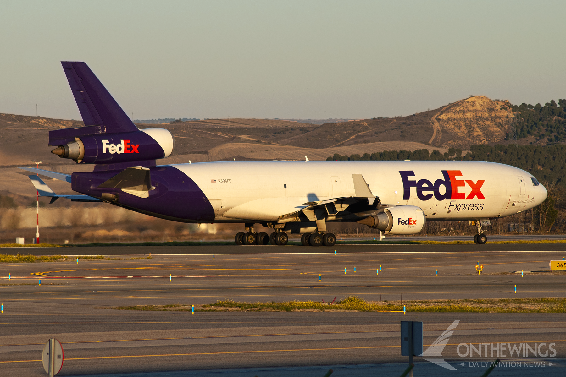 MD-11 de FedEx despegando desde el aeropuerto de Madrid