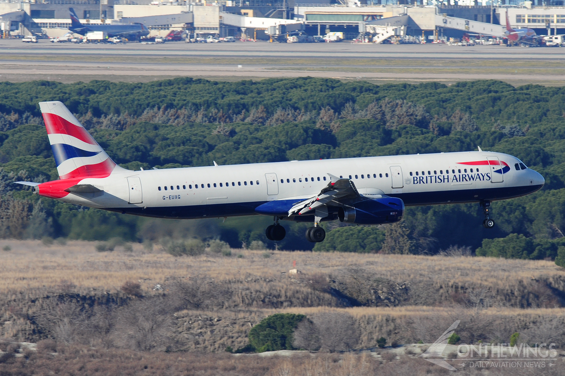 Airbus A321 de British Airways aterrizando en el aeropuerto de Madrid - Barajas.