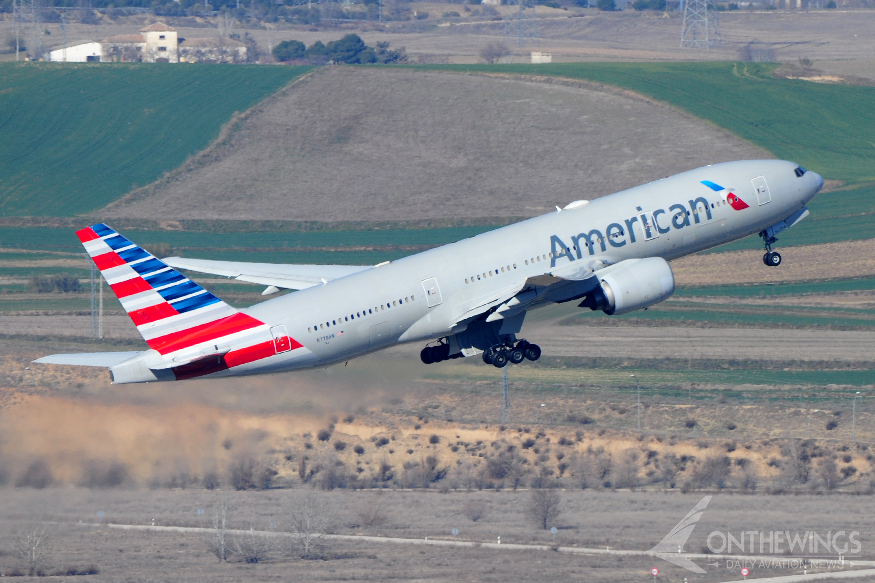 Boeing 777-200ER de American Airlines despegando desde el aeropuerto de Madrid.