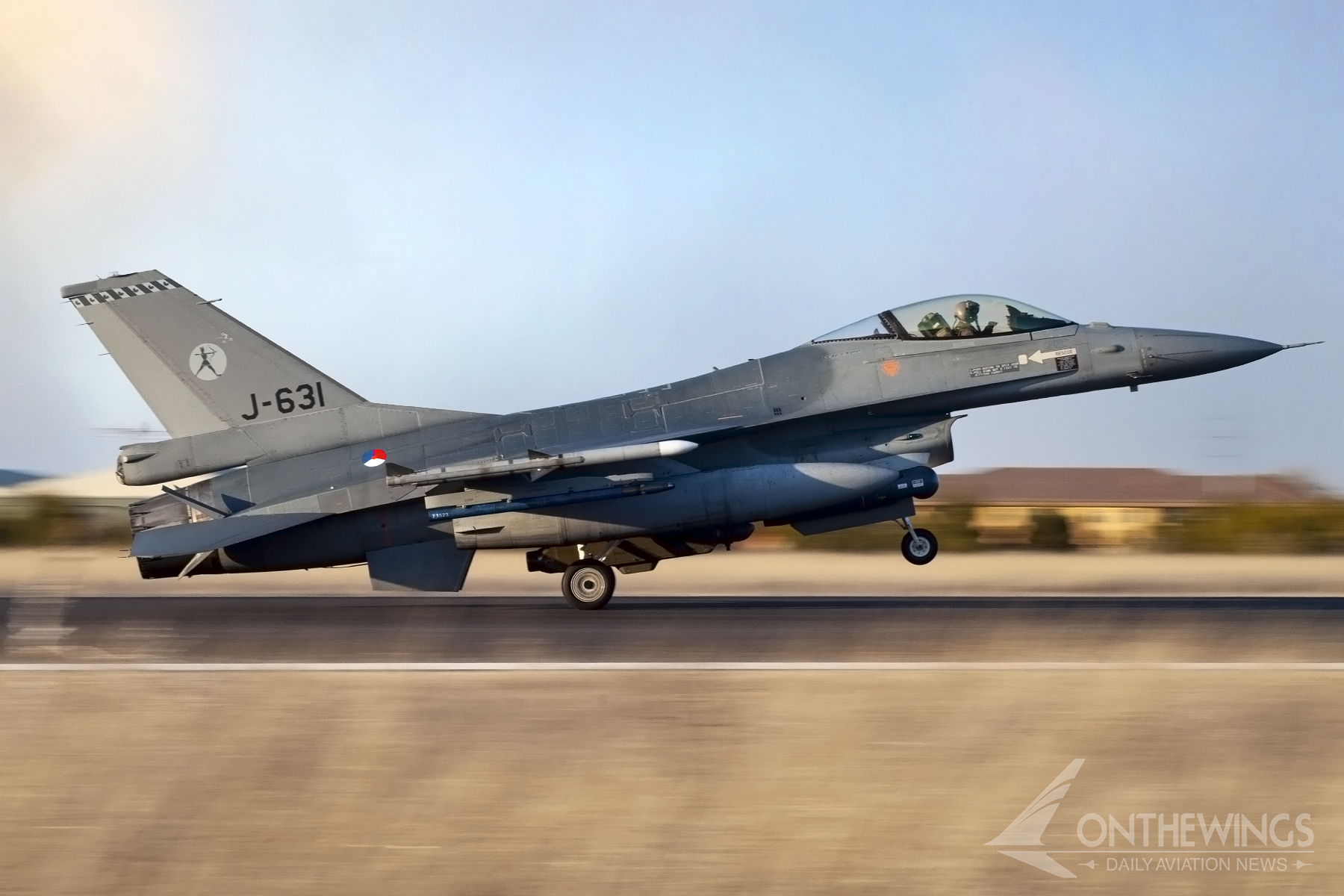 Un Lockheed - Martin F-16 holandés aterrizando en la Base Aérea de Albacete durante uno de los ejercicios del TLP.