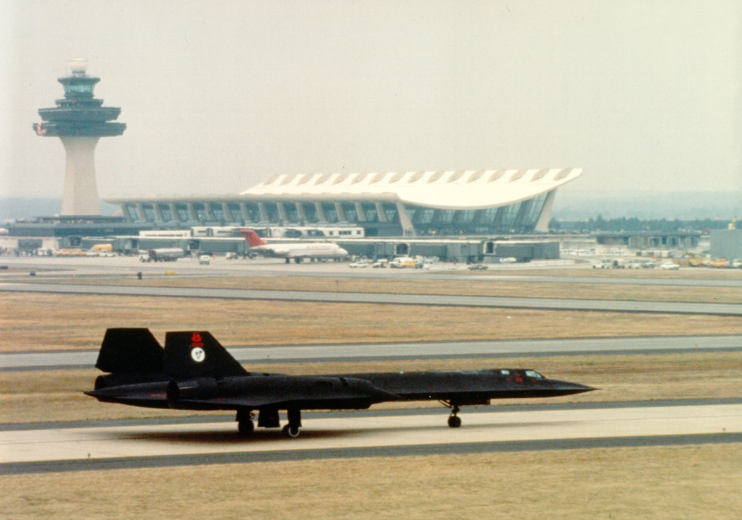 El avión tras tomar tierra en el aeropuerto Washington Dulles. Foto: Dulles Airport.