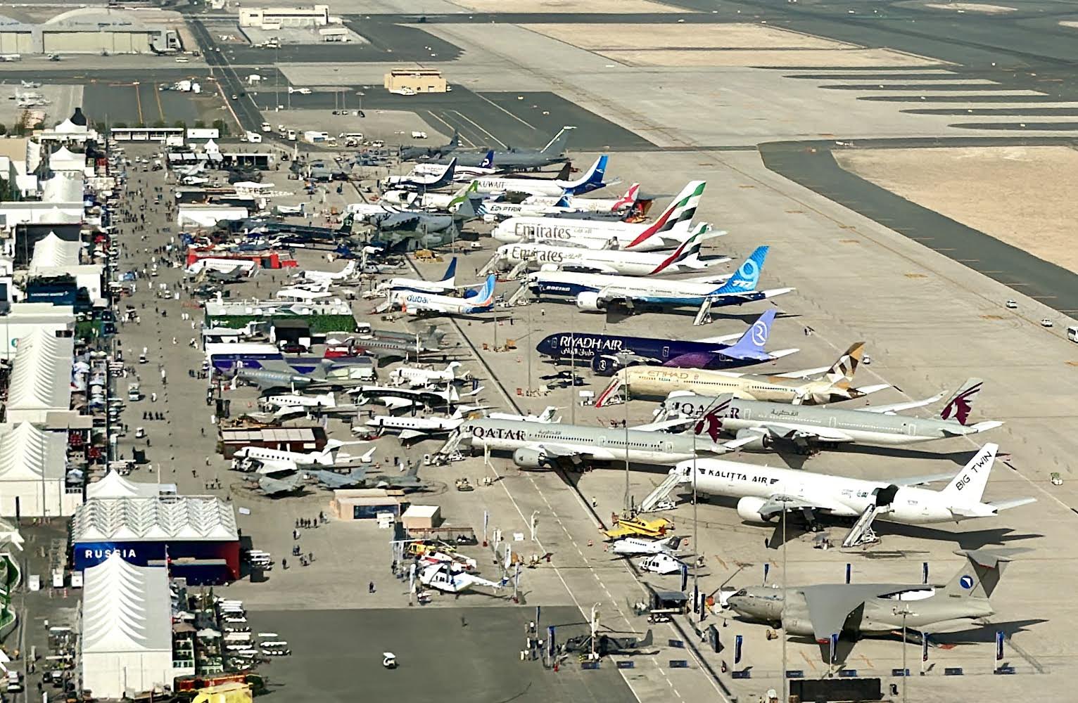 Vista aérea de parte de los 180 aviones que están participando en el Dubai Airshow. Foto: Dubai Airshow oficial.