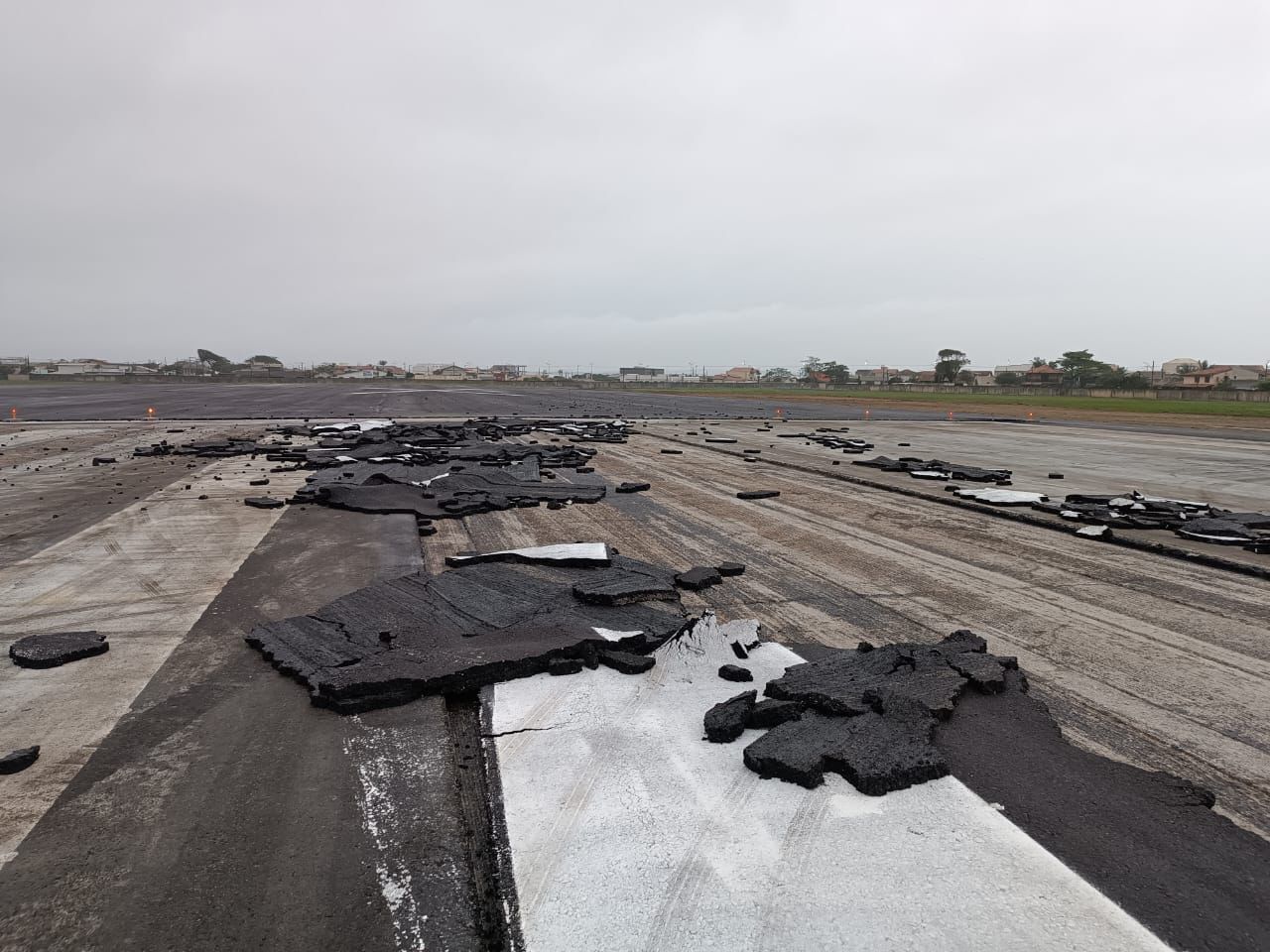 Restos en la pista del aeropuerto de Navegantes tras el intento de despegue del 737 de GOL