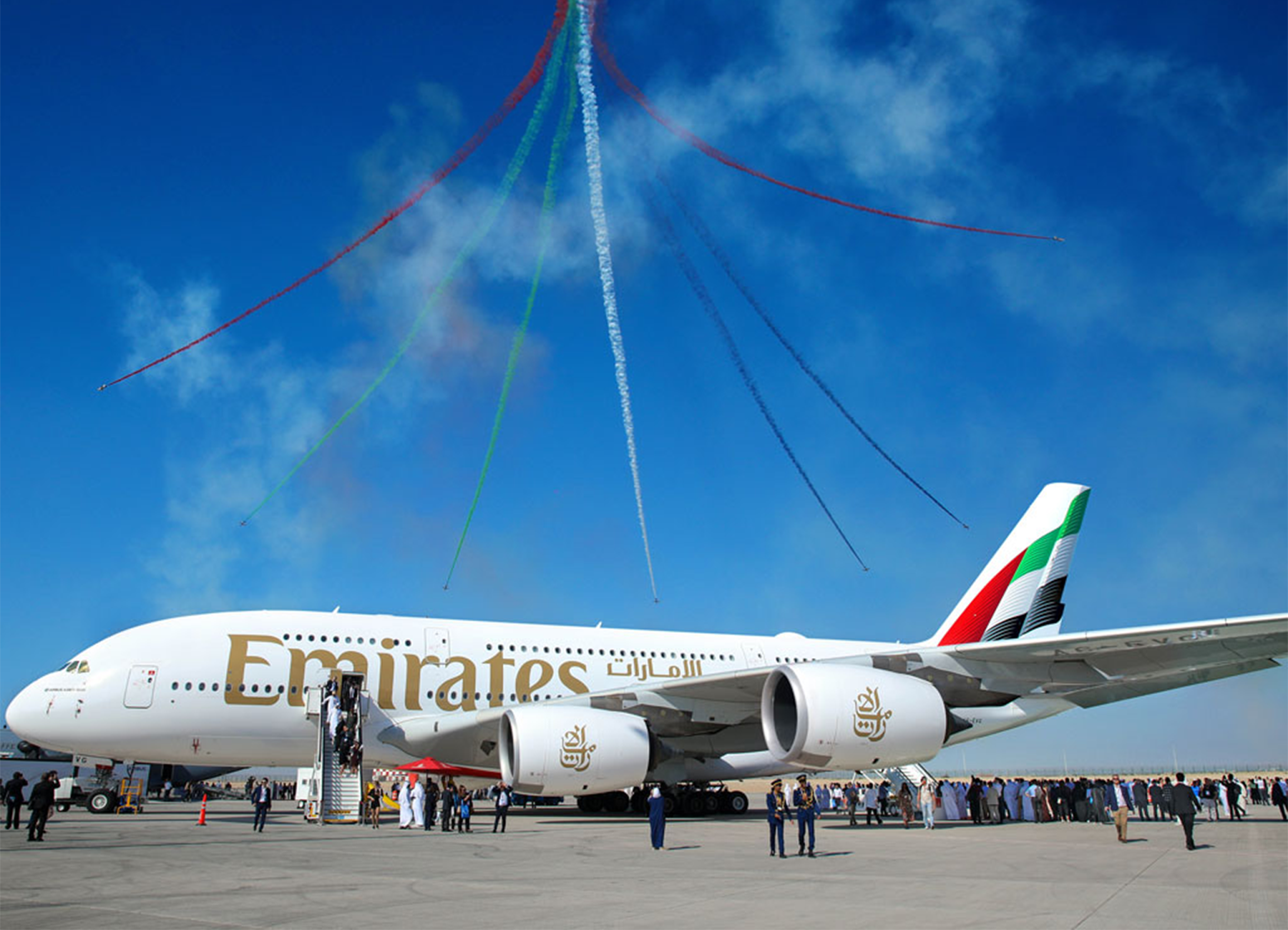 El Airbus A380 que Emirates ha llevado al Dubái Airshow con los Al Fursan al Fondo, la patrulla acrobática de los EAU. Foto: Emirates.