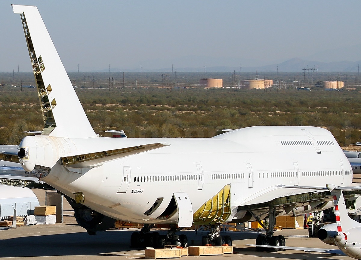 El Boeing 747-8I durante las primeras etapas del desguace, cuando se le estaban retirando las piezas útiles.