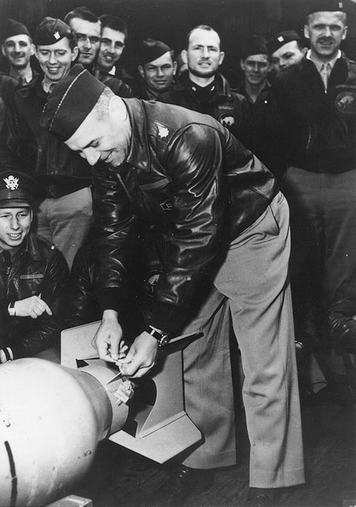 Doolittle devolviendo a los japoneses las medallas de amistad regaladas a los EEUU atándolas a las bombas.