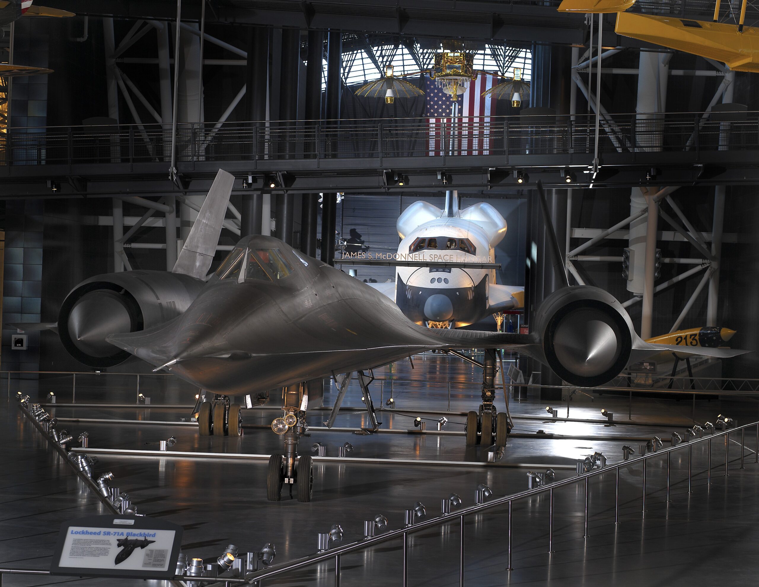 El SR-71 de los cuatro récords en el museo Smithsonian de Washington DC con el Space Shuttle Enterprise detrás. Dos joyas únicas de la aviación y la exploración espacial. Foto: Smithsonian National Museum