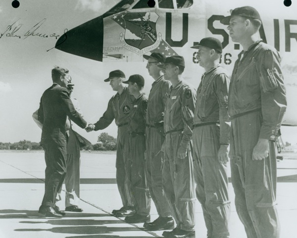 JFK recibiendo a la tripulación del avión que batió el récord.