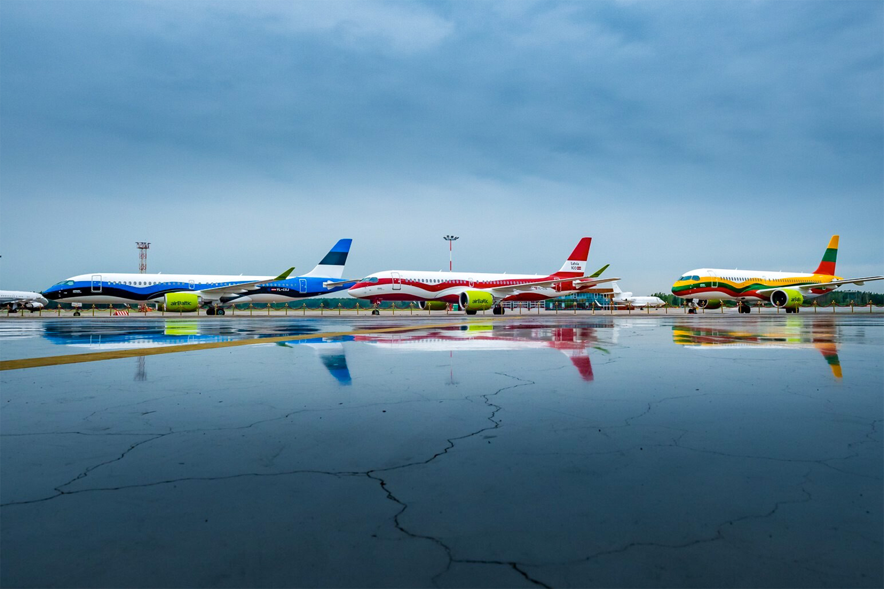 airBaltic tiene actualmente aviones con libreas especiales de Letonia, Lituania y Estonia. Foto: Karlis Dambrans / airBaltic