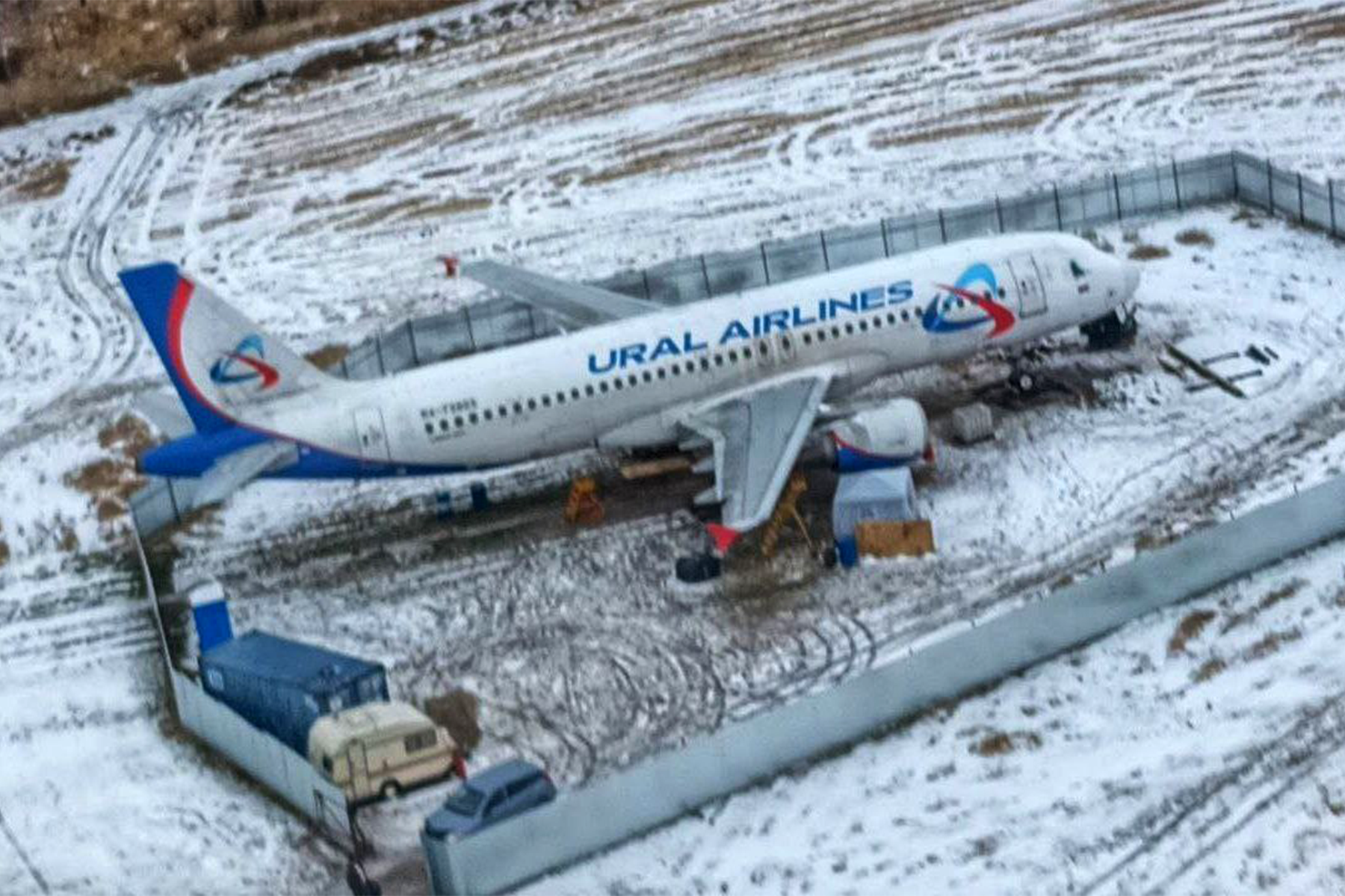 El Airbus A320 de Ural Airlines sigue en el campo donde aterrizó en septiembre propiedad del lessor AerCap. Foto: Igor Sushko