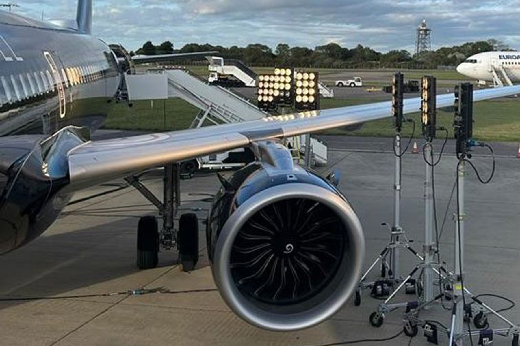 El Airbus A321NEO de Titan Airways durante la grabación con los focos cerca del avión.