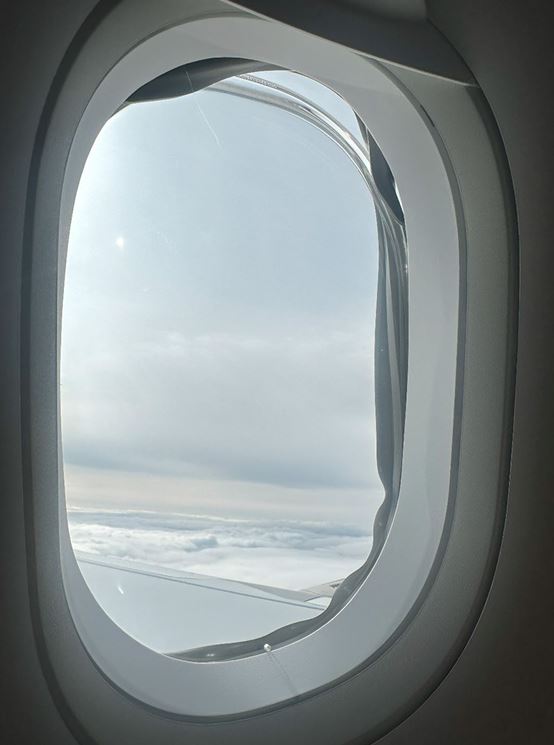 Fotografía tomada en pleno vuelo por uno de los miembros de la tripulación en el que se observa dañado el sello de la ventana.