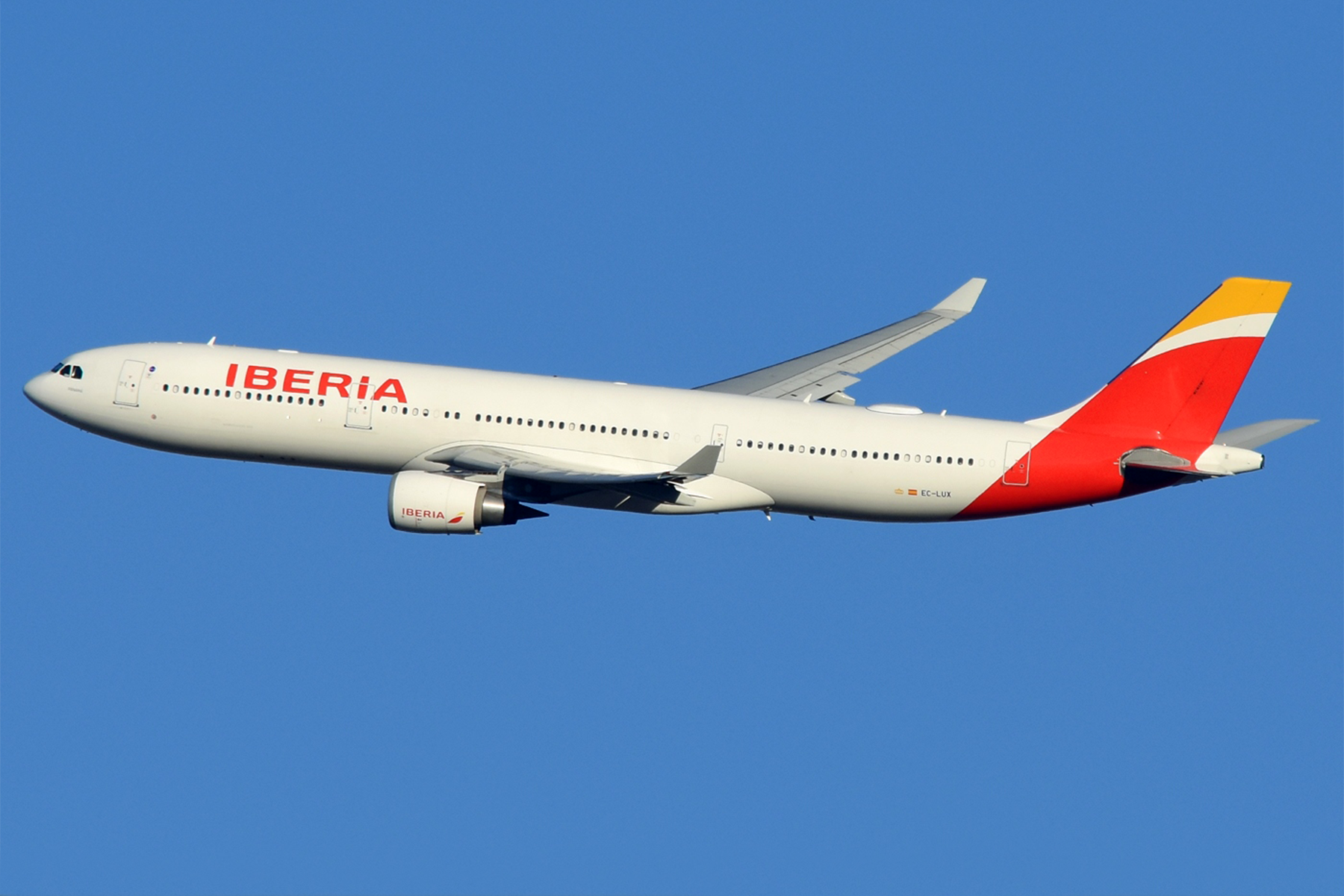 Un Airbus A330-300 de Iberia despegando desde el aeropuerto de Madrid Barajas. Foto: Alberto González.