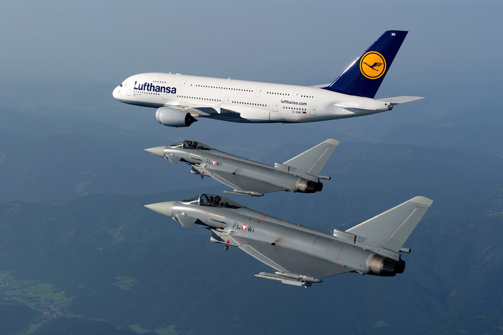 Interceptación del Airbus A380 de Lufthansa por parte de dos aviones militares Eurofighter Typhoon austríacos durante la primera visita de este avión al país. Foto: Lufthansa.