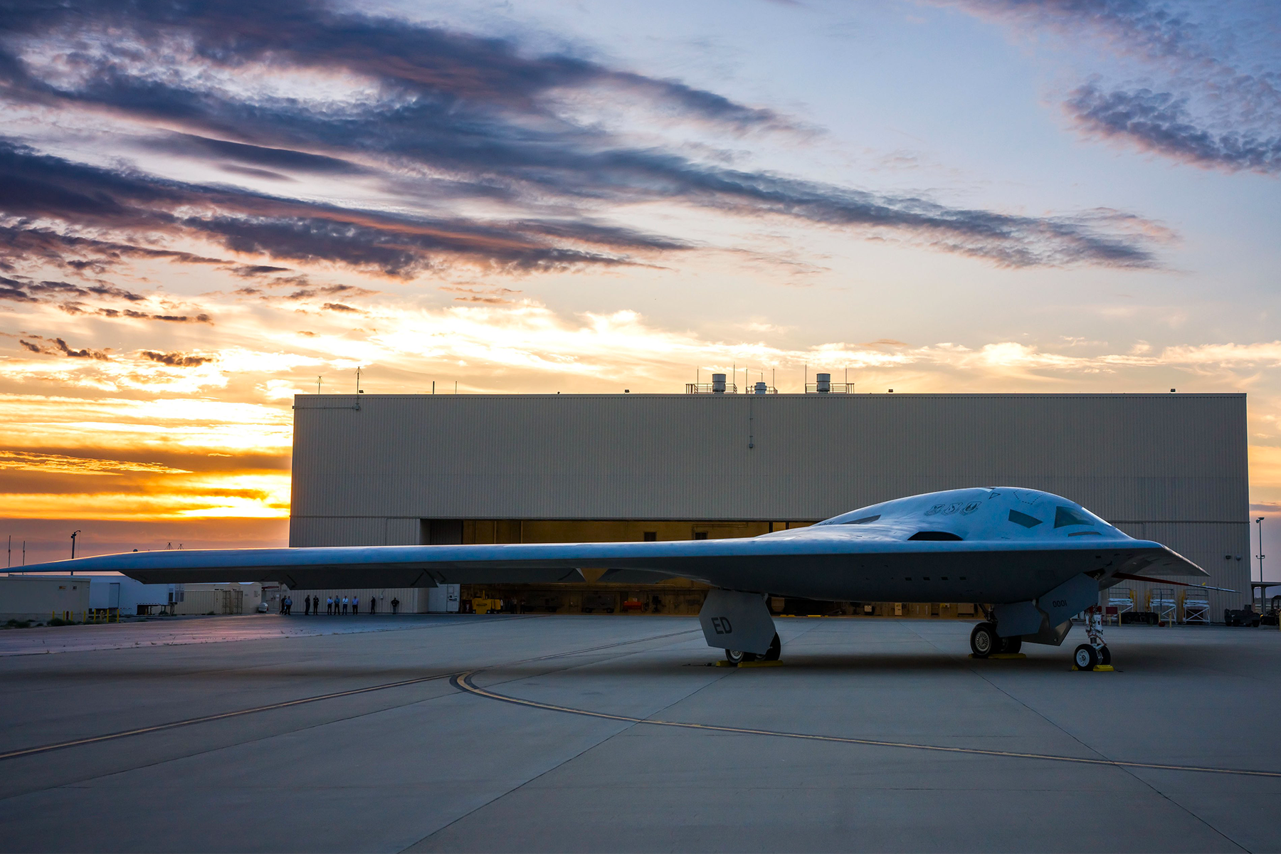 Una de las primeras imágenes difundidas de forma oficial del B-21 Raider. Foto: Northrop Grumman / USAF