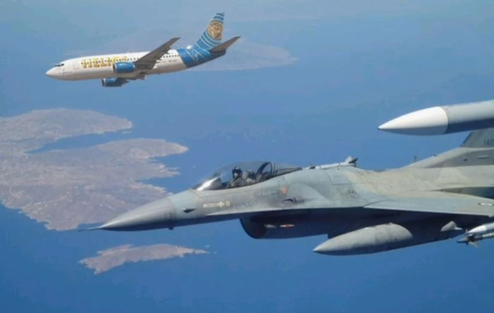 F-16 griegos interceptando el Boeing 737 de Helios que operaba el vuelo 522. La tripulación no respondía a las llamadas de radio debido a que estaban inconscientes porque habían sufrido hipoxia.