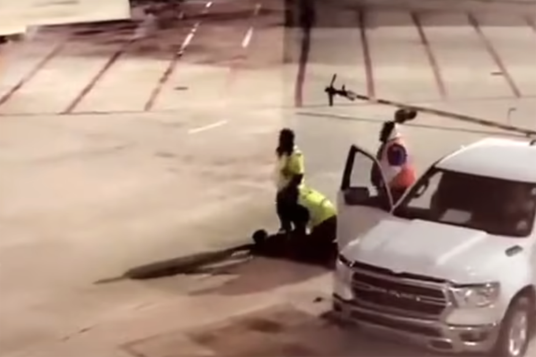 Momento en el que el pasajero es reducido por varios trabajadores de rampa junto al avión de Southwest.